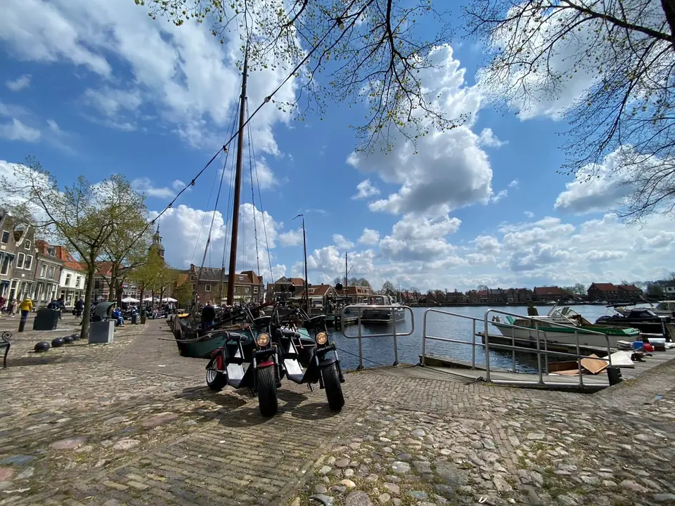 E-choppers geparkeerd aan de haven van Blokzijl