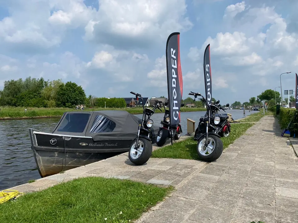 E-choppers en sloep klaar voor de Evening Chopper Tour