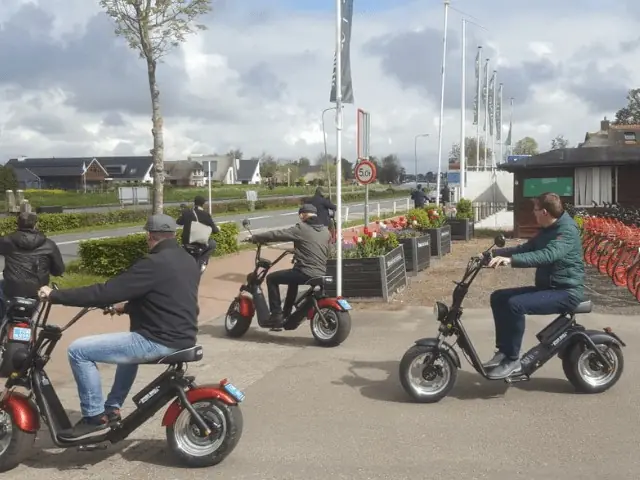 Groep op e-choppers onderweg in Giethoorn
