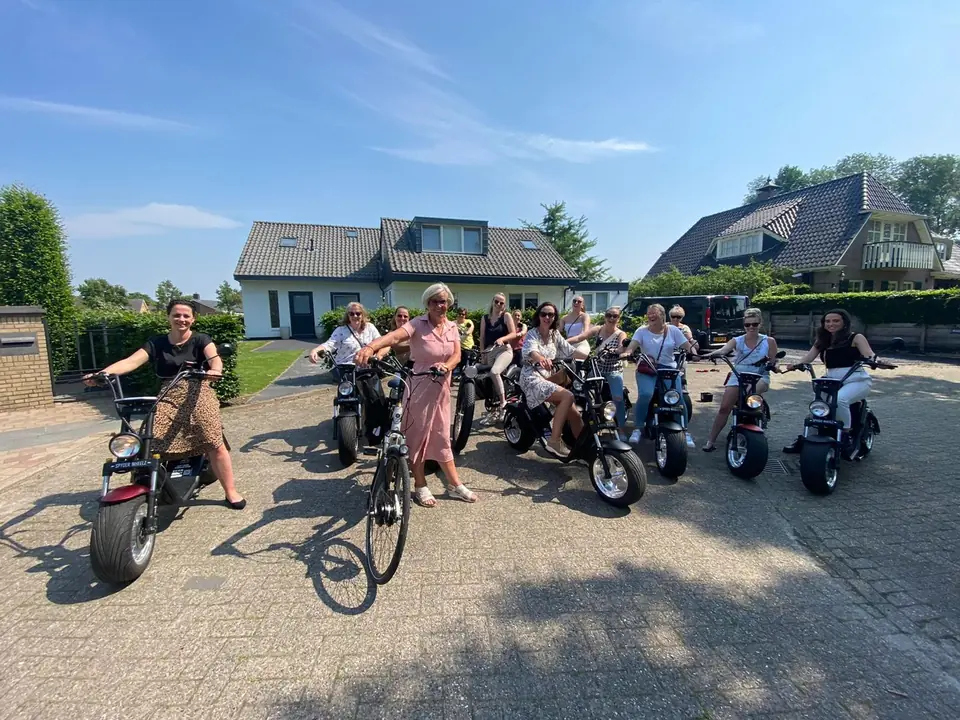 Groep vrouwen op e-choppers en fatbikes bij de start in Giethoorn