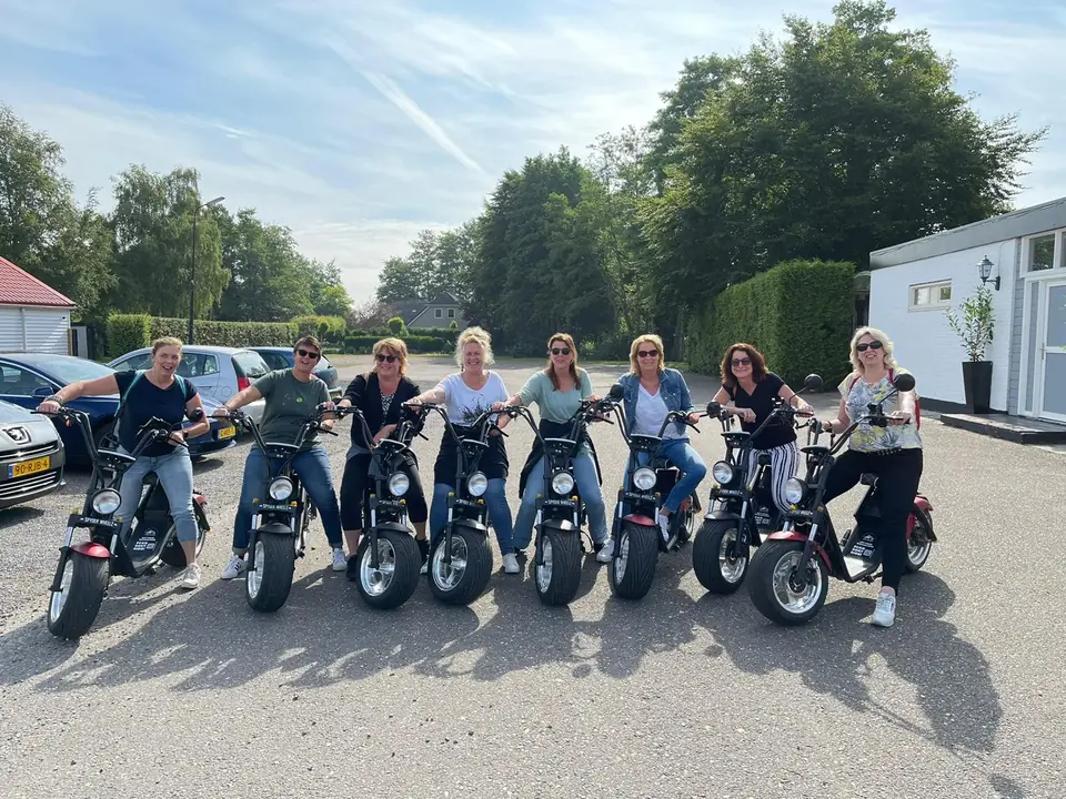 Groep vriendinnen op een rij op e-choppers in Giethoorn