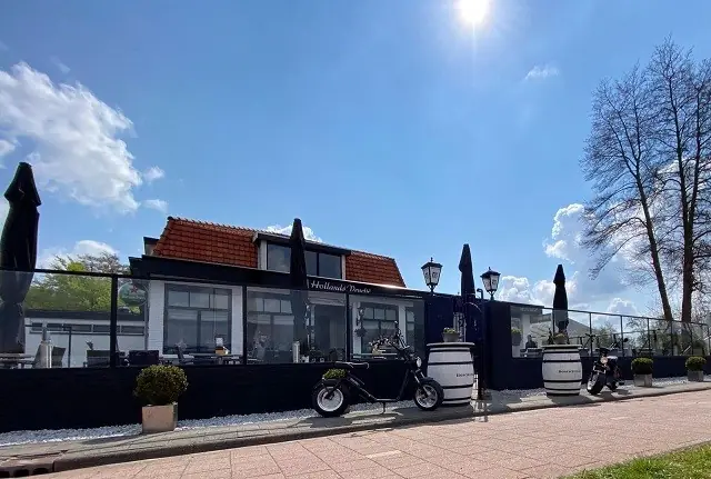 Startlocatie bij Restaurant Hollands Venetië in Giethoorn met e-choppers op het terras