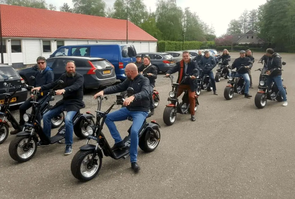 Collega's op e-choppers tijdens een teamuitje in Giethoorn